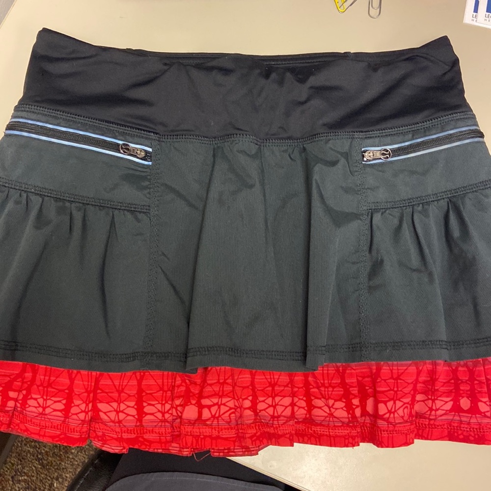 LULULEMON Women’s Black & Red Skirt SZ 4 with attached shorts & lots of pockets